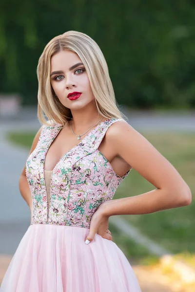 Femme Blonde Avec Maquillage Robe Soirée Parc Portrait Mode Sensuel — Photo