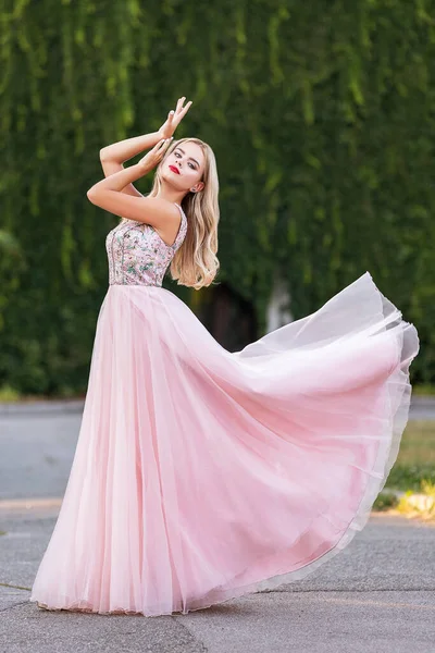 Mulher Loira Com Maquiagem Vestido Noite Parque Saia Seu Vestido — Fotografia de Stock