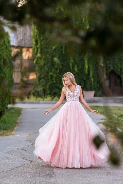 Blond Vrouwtje Met Make Avondjurk Het Park Rok Van Haar — Stockfoto