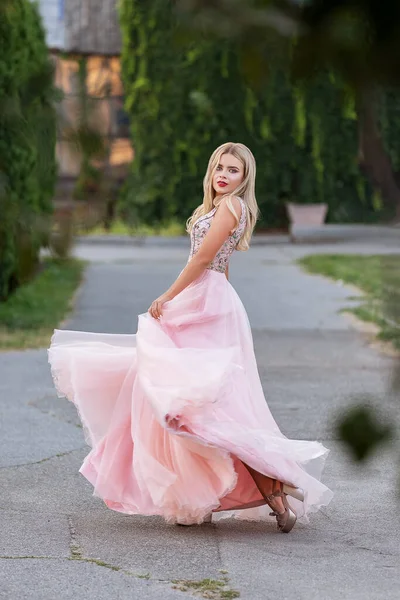 Blonde Woman Make Evening Dress Park Skirt Her Dress Fly — Stock Photo, Image