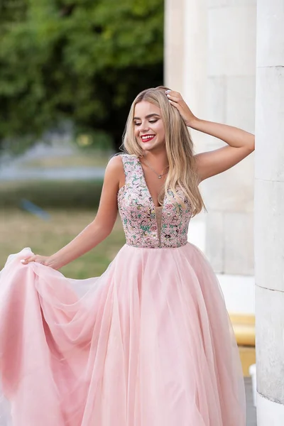 Mulher Loira Com Maquiagem Vestido Noite Parque Saia Seu Vestido — Fotografia de Stock