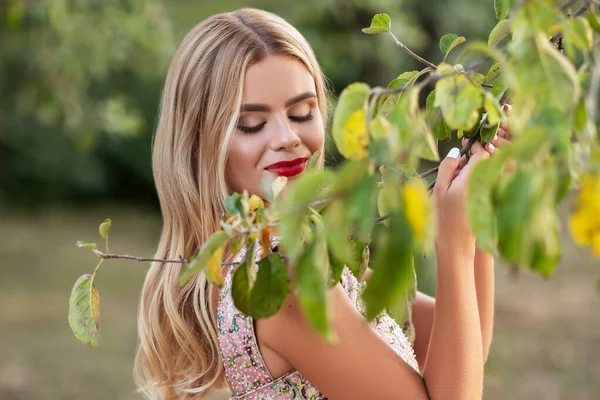 Blond Vrouwtje Met Make Avondjurk Het Park Sensueel Modeportret Met — Stockfoto