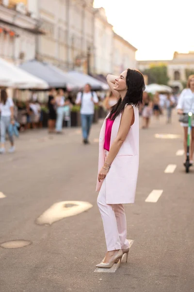 Btunette Hermosa Mujer Paseo Por Las Calles Europeas Retrato Vespertino —  Fotos de Stock