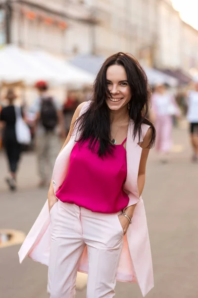 Btunette Hermosa Mujer Paseo Por Las Calles Europeas Retrato Vespertino —  Fotos de Stock