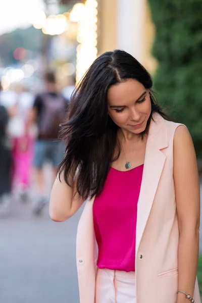 Btunette Bella Donna Una Passeggiata Strade Europee Ritratto Estivo Serale — Foto Stock