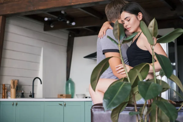 Joven Pareja Amorosa Abrazándose Casa Muestran Mutuamente Amor Espacio Para — Foto de Stock