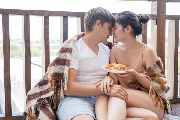 Unga Brunett Par Vilar Balkong Täckt Rutig Äter Croissanter Frukost — Stockfoto