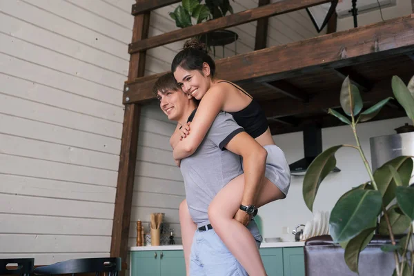 Νεαρό Ερωτευμένο Ζευγάρι Αγκαλιάζεται Στο Σπίτι Δείχνουν Ένας Στον Άλλο — Φωτογραφία Αρχείου
