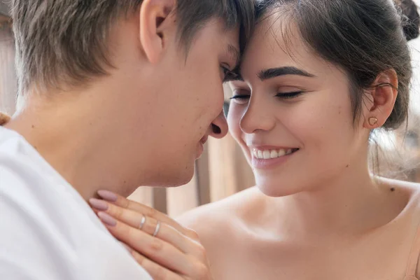 Jong Brunette Koppel Rustend Een Balkon Bedekt Met Ruitjes Knuffelen — Stockfoto