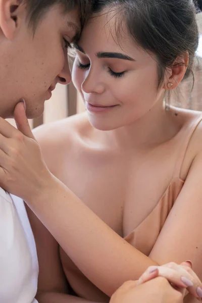 Jong Brunette Koppel Rustend Een Balkon Bedekt Met Ruitjes Knuffelen — Stockfoto