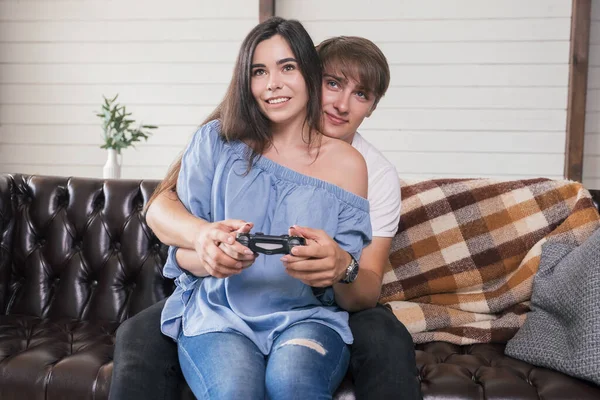 Férfi Azt Tanítja Nőjének Hogyan Játsszon Joystickkal Vidáman Mosolyog Otthoni — Stock Fotó