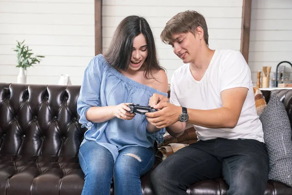 Férfi Azt Tanítja Nőjének Hogyan Játsszon Joystickkal Vidáman Mosolyog Otthoni — Stock Fotó