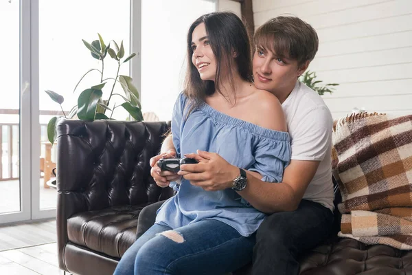 Uomo Insegna Alla Sua Donna Giocare Con Joystick Donna Sorride — Foto Stock