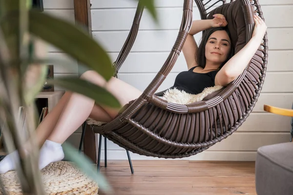 Morena Mulher Relaxando Sua Casa Sozinha — Fotografia de Stock