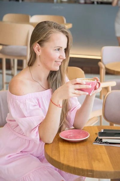 Женщина Сидящая Кафе Пьет Кофе Строит Свои Планы Одна Красивом — стоковое фото