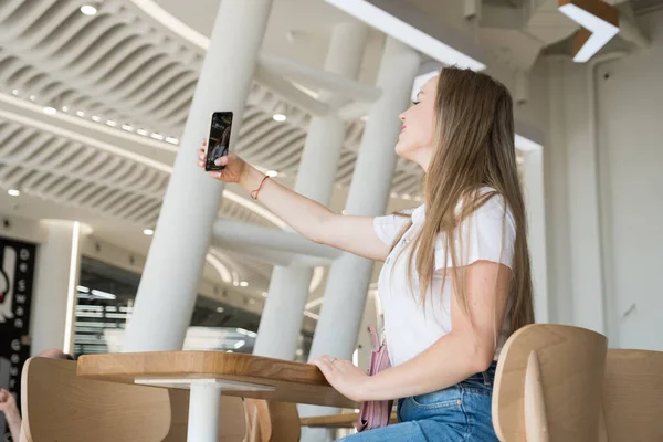 Mulher Alegre Bonito Fazer Selfie Seu Telefone Enquanto Sentado Café — Fotografia de Stock