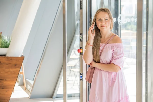 Söt Leende Kvinna Rosa Klänning Står Inne Byggnad Och Talar — Stockfoto