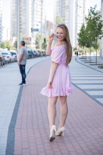 穿着粉红衣服的可爱而快乐的女人站在城市街道上笑着 夏日肖像 — 图库照片
