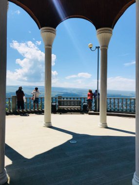 Kislovodsk 'taki gözlem güvertesi ana parkta.