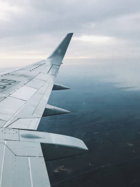 Gökyüzünde uçan bir uçağın kanadı