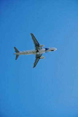 Uçak gökyüzünde uçuyor.