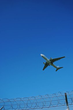 Uçak mavi gökyüzünde uçar