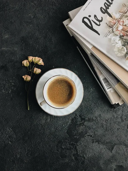 Egy Csésze Kávé Asztalon Magazinokkal — Stock Fotó