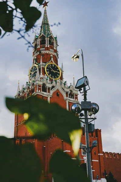 Torre Spasskaya Com Chaminés Kremlin Moscou Praça Vermelha Verão — Fotografia de Stock