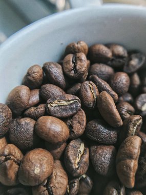 bir kupa kahve çekirdekleri