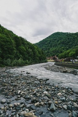 Rosa Khutor 'daki Mzymta nehri vadisinde.