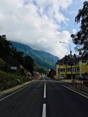 Teberda 'da Dombay Karachay Çerkessi' ne giden yol.