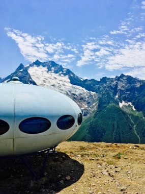 Karachay Çerkesya 'da, Dombay' da bir plaka şeklinde otel.