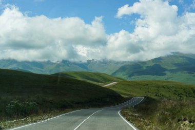 Jila Vadisi 'ndeki yol Kaburdino-Balkaria' daki Elbrus eteklerinde.