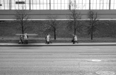 İnsanlar metroya kadar yürür.