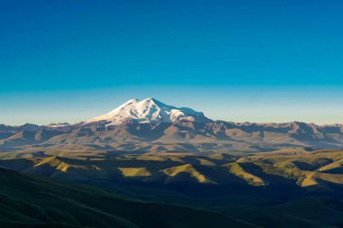 Elbrus volkanı yazın Bermamyt Platosu Rusya 'dan geliyor.