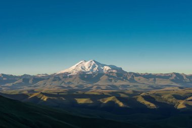 Elbrus volkanı yazın Bermamyt Platosu Rusya 'dan geliyor.