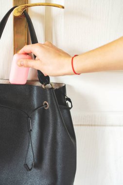 Kız çantaya sabun atıyor.