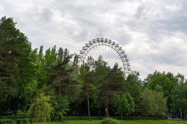Bulutlu bir yaz gününde Izmaylovsky parkında dönme dolap.