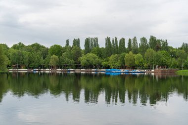 Moskova 'daki Izmailovsky Parkı bulutlu bir yaz gününde