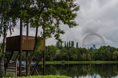 Bulutlu bir yaz gününde Izmaylovsky parkında dönme dolap.