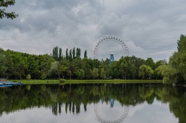 Bulutlu bir yaz gününde Izmaylovsky parkında dönme dolap.