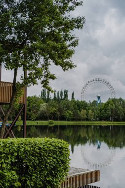 Bulutlu bir yaz gününde Izmaylovsky parkında dönme dolap.