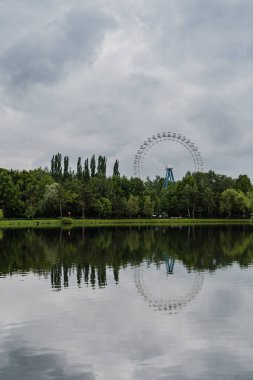 Bulutlu bir yaz gününde Izmaylovsky parkında dönme dolap.
