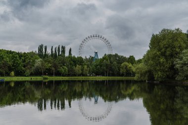 Bulutlu bir yaz gününde Izmaylovsky parkında dönme dolap.