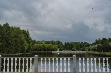 Moskova 'daki Izmailovsky Parkı bulutlu bir yaz gününde