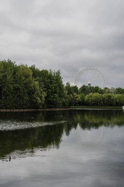 Moskova 'daki Izmailovsky Parkı bulutlu bir yaz gününde