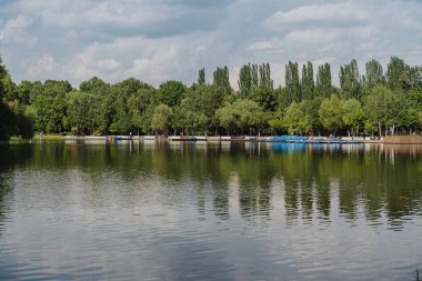 Moskova Izmaylovsky Parkı 'ndaki gölet güneşli bir yaz gününde