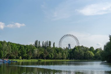 Yazın Moskova 'daki Izmailovsky parkında dönme dolap.
