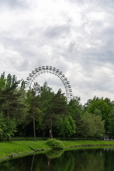 Bulutlu bir yaz gününde Izmaylovsky parkında dönme dolap.