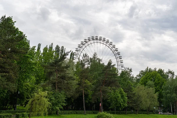 Τροχός Ferris Στο Πάρκο Izmaylovsky Μια Συννεφιασμένη Καλοκαιρινή Ημέρα — Φωτογραφία Αρχείου